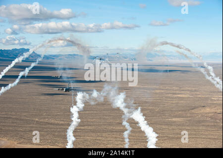 Ein US Air Force C-17 Globemaster III bereitstellen Flares. Stockfoto