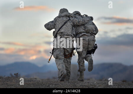 Sicherheitskräfte Mitglieder ihre Fähigkeit, medizinische Evakuierungen durchführen zu demonstrieren. Stockfoto