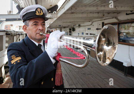 Buenos Aires, Argentinien - 01. Juni 2012: Ein Offizier der Argentinischen Marine Trompete spielen auf der Fregatte Sarmiento auf dem Dock von Puerto Ma entfernt Stockfoto