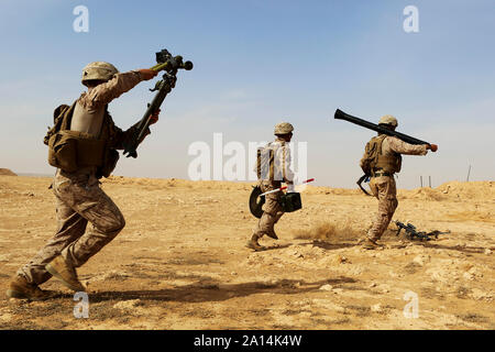 Us-Marines rush mit ihren Waffen System wie sie Leben leiten - fire Training. Stockfoto