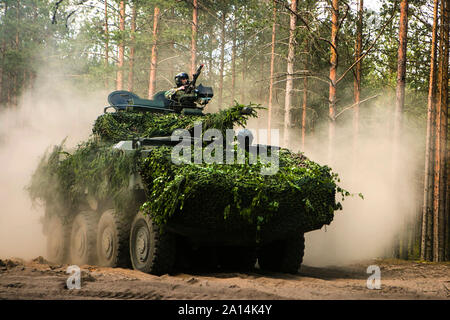 Ein gepanzertes Fahrzeug am Pabrade Training Area, Litauen. Stockfoto