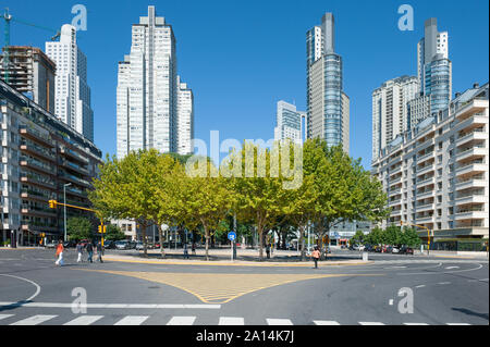 Buenos Aires, Argentinien - 14. Januar 2013: Leben in Puerto Madero und seine Gebäude in Buenos Aires Stadt. Stockfoto