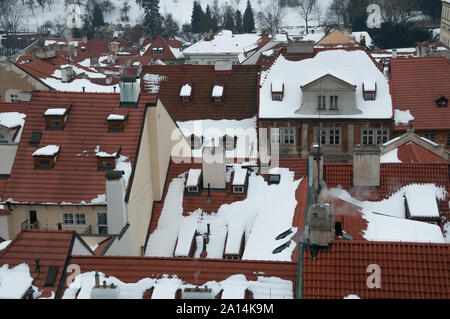 Prag, Tschechische Republik - 22. Januar 2010: Verschneite Dächer der typischen Häuser von Prag Stockfoto