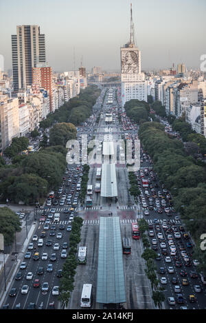 Buenos Aires, Argentinien - 4. Mai 2015: Rush Hour und Verkehr auf der sreets von Buenos Aires Stadt. Dieses Foto zeigt die Innenstadt und Eva Peron in 9 de Ju Stockfoto