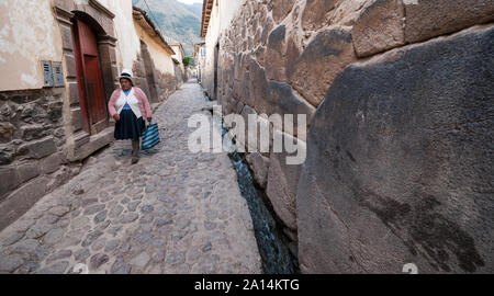 Cusco, Peru - 14. August 2011: eine Stadt mit engen Gassen. Eine typische peruanische Frau wandern. Stockfoto