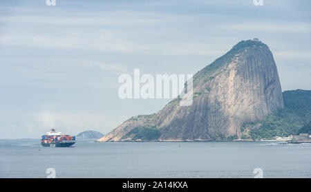 Rio de Janeiro, Brasilien - 17. August 2013: Sugarloaf bekannt als Pao De Acucar, den Ozean und Frachtschiff. Blick von Niteroi Stockfoto