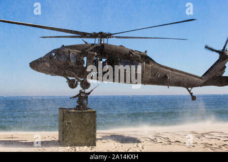 New Jersey State Police sling Last Cargo an die UH-60 Black Hawk. Stockfoto