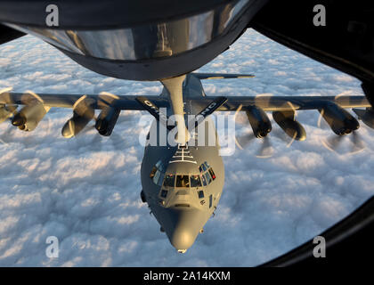 Ein MC-130J Commando II empfängt von einem KC-135 R Stratotanker. Stockfoto