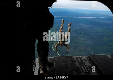 Ein US Air Force Soldat springt aus einer CH-47 Chinook. Stockfoto