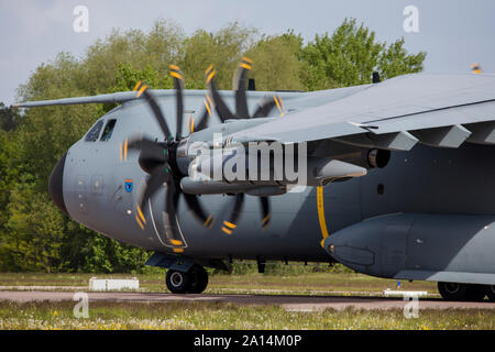 Eine Luftwaffe A400M mit Refuelling Pods. Stockfoto