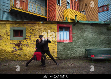 Buenos Aires, Argentinien - 31. Juli 2016: Regentage in der Nachbarschaft von La Boca. Ein paar Tango tanzen auf der Straße. Stockfoto