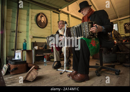 Buenos Aires, Argentinien - 31. Juli 2016: Zwei Musiker spielen Das Bandoneón auf der Bühne in einem Haus von La Boca. Stockfoto