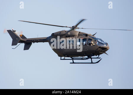 UH-72A Lakota im Flug über Ramstein, Deutschland. Stockfoto