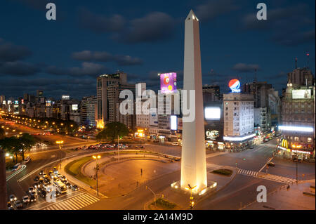 Buenos Aires, Argentinien - 12. November 2012: Nachdem die Rush Hour und Verkehr auf der sreets von Buenos Aires Stadt bei Nacht. Dieses Foto zeigt die Innenstadt Stockfoto