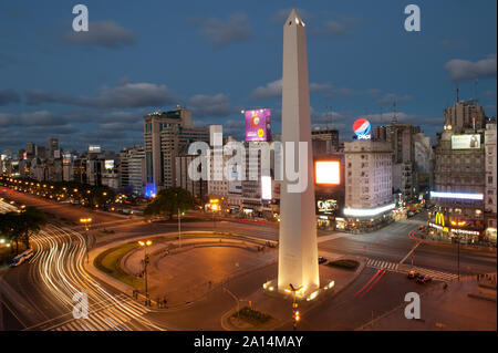 Buenos Aires, Argentinien - 12. November 2012: Nachdem die Rush Hour und Verkehr auf der sreets von Buenos Aires Stadt bei Nacht. Dieses Foto zeigt die Innenstadt Stockfoto