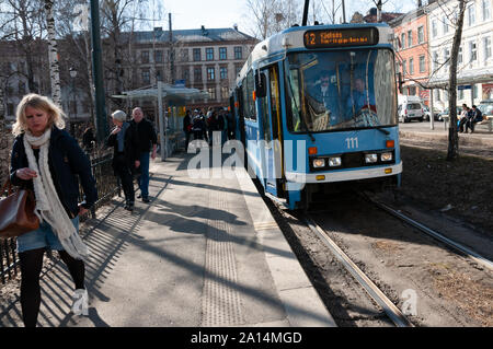 Oslo, Norwegen - 11 April 2010: Norwegische Straßenbahn und Menschen. Olaf Ryes Plass. Stockfoto