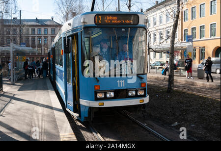 Oslo, Norwegen - 11 April 2010: Norwegische Straßenbahn und Menschen. Olaf Ryes Plass. Stockfoto