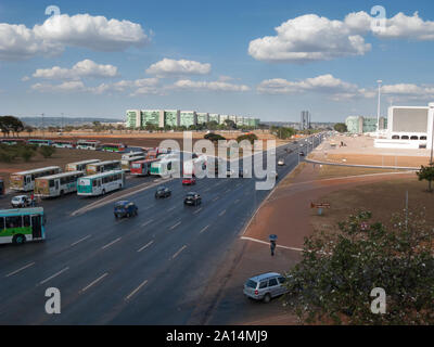 Brasilia, Brasilien - 24. Juli 2009: eine Hauptstraße in Brasilia Eixo Monumental genannt. Transport in Brasilien, Bus und Gebäuden. Stockfoto