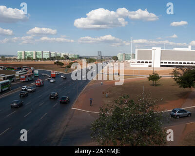 Brasilia, Brasilien - 24. Juli 2009: eine Hauptstraße in Brasilia Eixo Monumental genannt. Transport in Brasilien, Bus und Gebäuden. Stockfoto