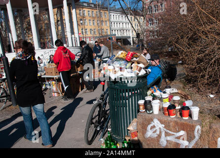 Oslo, Norwegen - 11 April 2010: Norwegische Jugendliche und Müll Feiern der Frühling kommt. Olaf Ryes Plass. Stockfoto