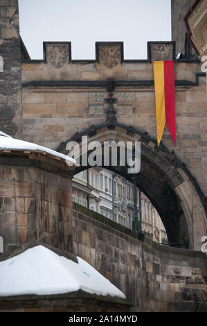 Prag, Tschechische Republik - 22. Januar 2010: Verschneite Dächer der typischen Häuser von Prag Stockfoto