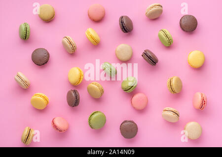 Flach von bunten instabil Französische macaroon Cookies wie Hintergrund, Dessert Konzept von Pastell rosa Farbe Stockfoto