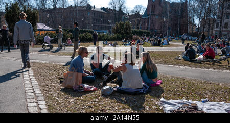 Oslo, Norwegen - 11 April 2010: Norwegische Volk Kaffee trinken unter der Sonne Feiern der Frühling kommt. Stockfoto