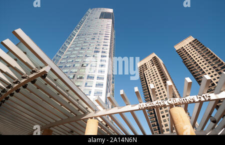 Buenos Aires, Argentinien - 02.Mai 2011: Das Gebäude von 160 Meter hoch, gehört zu YPF in Puerto Madero. Turm entworfen von Cesar Pelli. Stockfoto