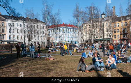 Oslo, Norwegen - 11 April 2010: Norwegische Menschen sprechen unter der Sonne Feiern der Frühling kommt. Stockfoto