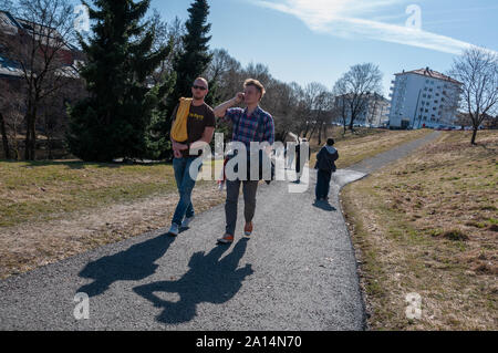 Oslo, Norwegen - 11 April 2010: Norwegische Menschen zu Fuß und sprechen unter der Sonne Feiern der Frühling kommt. Stockfoto