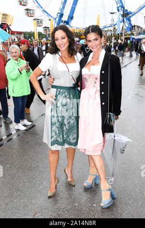 München, Deutschland. 23 Sep, 2019. Lilly Becker (l), Modell und Shermine Shahrivar, Modell, auf dem 'Wiesn-Bummel' auf dem Oktoberfest. Quelle: Tobias Hase/dpa/Alamy leben Nachrichten Stockfoto