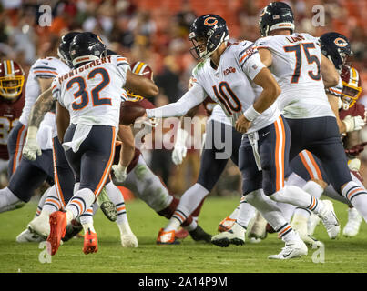 Chicago Bears quarterback Mitchell Trubisky (10) Hände den Ball zurück läuft David Montgomery (32) im vierten Quartal actionagainst die Washington Redskins an FedEx Field in Landover, Maryland am Montag, 23. September 2019. Die Bären gewannen das Spiel 31 - 15. Credit: Ron Sachs/CNP | Verwendung weltweit Stockfoto