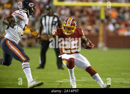 Washington Redskins zurück läuft, Chris Thompson (25.) versucht zu entkommen, ein Angriff durch die Chicago Bears inside linebacker Roquan Smith (58) im vierten Quartal Maßnahmen auf FedEx Field in Landover, Maryland am Montag, 23. September 2019. Quelle: Ron Sachs/CNP | Verwendung weltweit Stockfoto