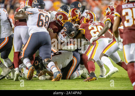 Chicago Bears zurück läuft David Montgomery (32) Gang durch eine Vielzahl von Washington Redskins Spieler im vierten Quartal das Spiel bei FedEx Field in Landover, Maryland am Montag, 23. September 2019 in Angriff genommen. Die Bären gewannen das Spiel 31 - 15. Credit: Ron Sachs/CNP | Verwendung weltweit Stockfoto