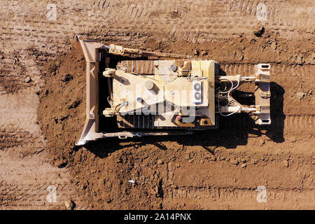 Bulldozer schieben große Menge frischen Boden, Luftbild. Stockfoto