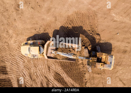 Bagger laden Boden auf einer Artikulierten hauler Truck, Top-down-Antenne Stockfoto