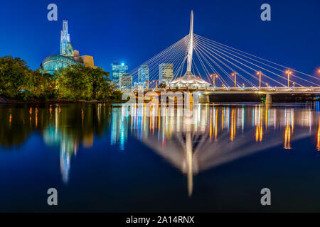 Die Skyline der Stadt von St. Bonifatius Promenade in der Nacht in Winnipeg, Manitoba, Kanada. Stockfoto