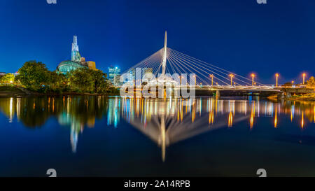 Die Skyline der Stadt von St. Bonifatius Promenade in der Nacht in Winnipeg, Manitoba, Kanada. Stockfoto