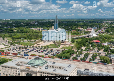 Die Schaltgabeln und die kanadischen Museum für Menschenrechte aus der Prairie 360 Restaurant in Winnipeg, Manitoba, Kanada. Stockfoto