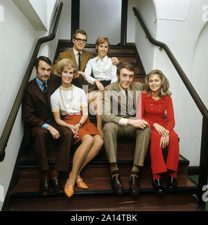 1960 Eltern. Drei Paare sitzen in einem Treppenhaus. Schweden 13. November 1969. ref CV34-1 Stockfoto