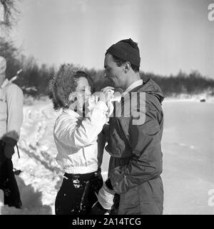 Winter in den 1940er Jahren. Schauspieler Nils Kihlberg, 1915-1965 ist hier mit seiner Frau Ann-Britt. Sie sind beide trugen Winterkleidung. Schweden 1943. Kristoffersson Ref D 70-1 Stockfoto