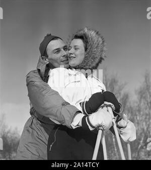 Winter in den 1940er Jahren. Schauspieler Nils Kihlberg, 1915-1965 ist hier mit seiner Frau Ann-Britt. Sie sind beide trugen Winterkleidung und Skier. Schweden 1943. Kristoffersson Ref D 72-3 Stockfoto