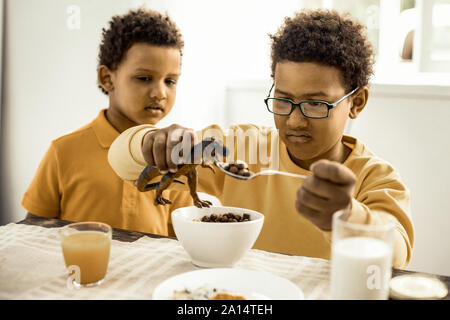 Jungen sind überrascht, dass das Spielzeug nicht essen behandelt. Stockfoto