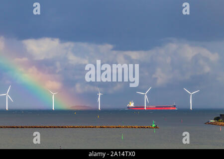 Rainbow durch die Offshore-Windfarm Middelgrunden direkt vor dem Hafen von Kopenhagen. Stockfoto