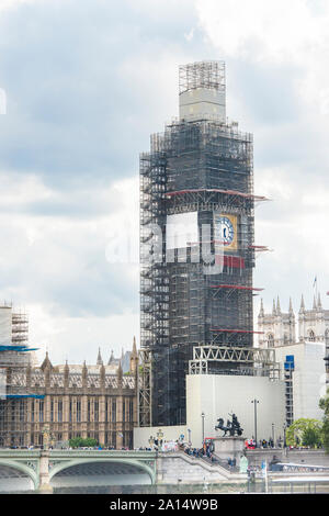 Elizabeth Tower und Big Ben im Gerüst für die vier Jahre der geplanten Reparatur. Westminster palace teilweise gesehen. London, England, UK. Stockfoto