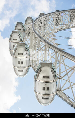 Nahaufnahme von langsam fahrenden Autos auf der berühmten London Eye fahren und touristische Attraktion. Direkt unter Kapseln gen Himmel schauen, inspiriert, Schwindel. Stockfoto