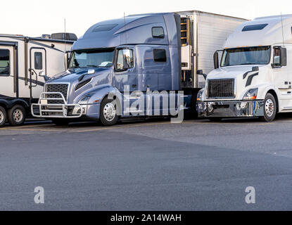 Anders machen und Modelle big Rigs halb Lkw mit Auflieger in Reihe stehen auf Truck Stop Parkplatz für Rest und mit der Bewegung acco entsprechen Stockfoto