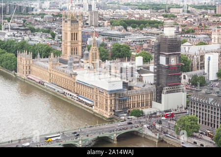 Luftbild des Westminster Palace, britischen Parlament, wie vom London Eye aus gesehen. Big Ben ist im Gerüst unter Rekonstruktion abgedeckt. Stockfoto