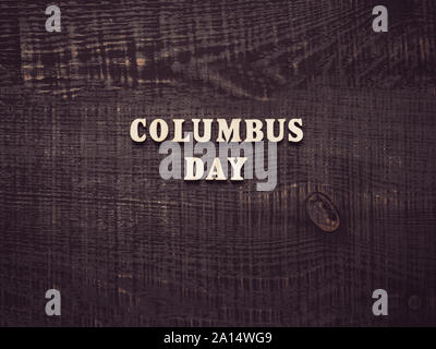 Holz- Buchstaben des Alphabets in der Form der Wörter Columbus Day. Ansicht von oben, close-up. Vorbereitung für den Urlaub Stockfoto