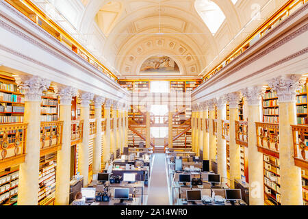 Helsinki, Finnland - 19. September 2019: Nationalbibliothek Finnlands. Im Inneren des Gebäudes mit Bücherregalen und Tabellen. Foto aus der Höhe. Stockfoto